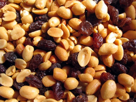 Nuts Peanuts & Raisins 450g